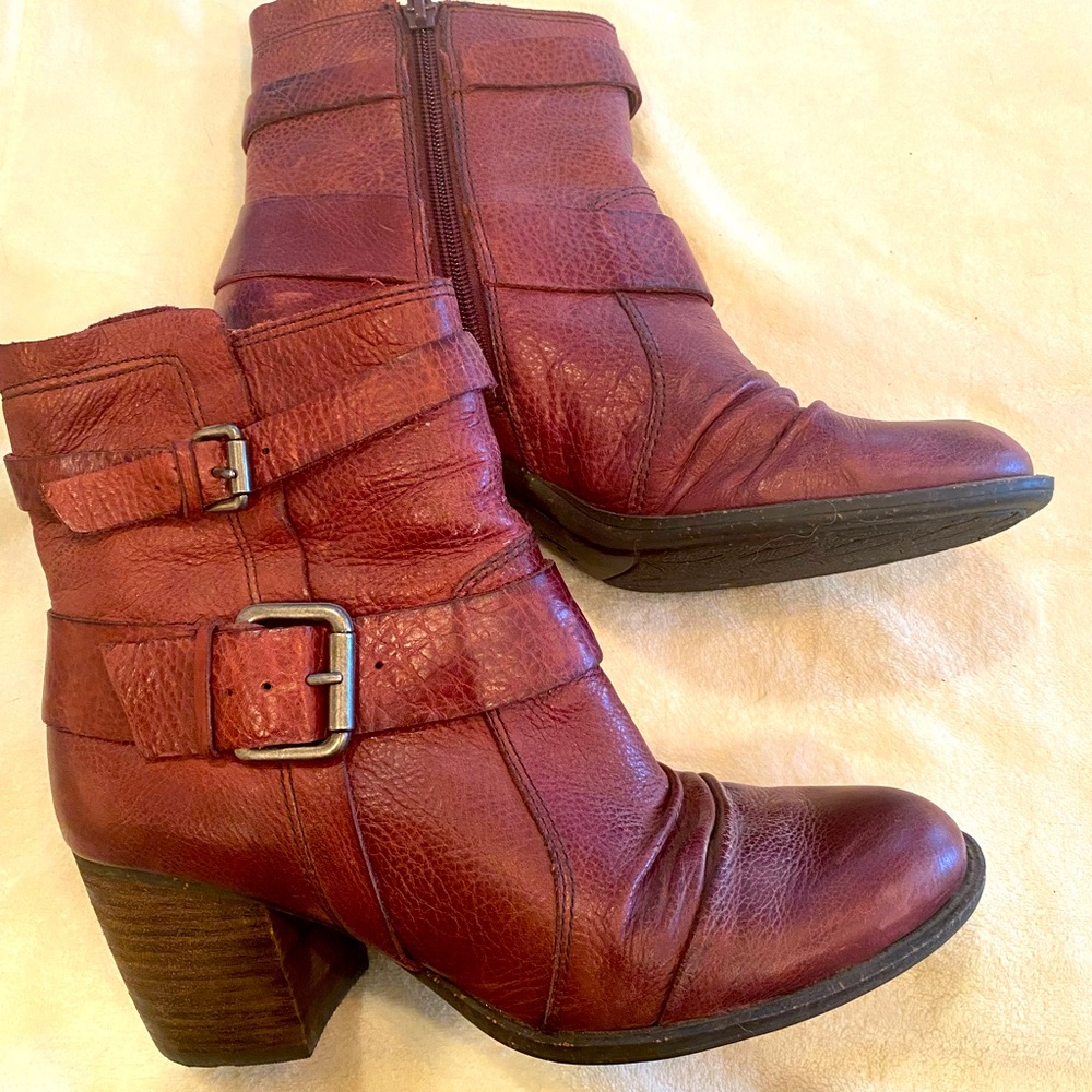 NWOT Naya booties